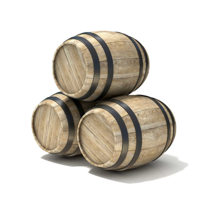 三个木制酒桶摞在一起