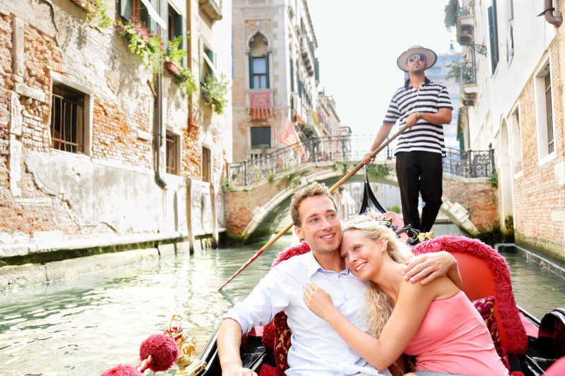 在威尼斯游湖的情侣