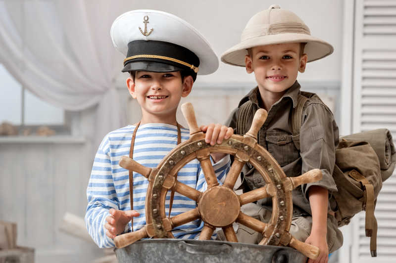 水手装扮的两位儿童特写