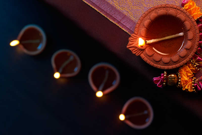 点燃的蜡烛印度风格