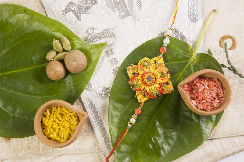 印度传统节日的绿叶饰品和谷物