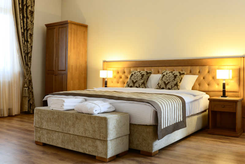 旅馆内的床和室内装饰