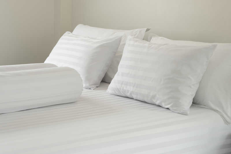 床和白色的枕头被子