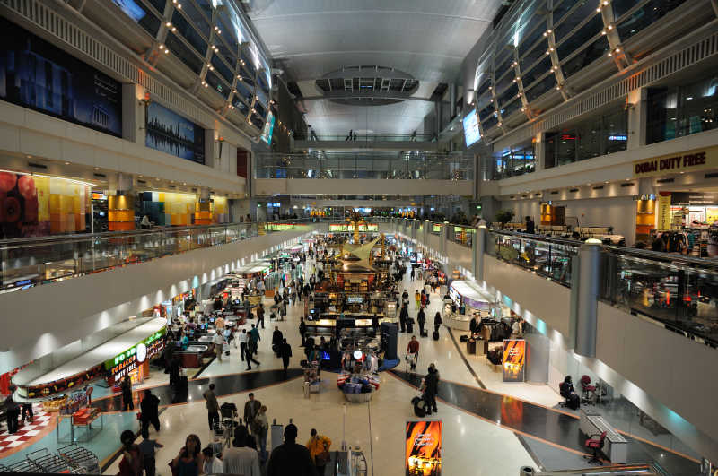 迪拜机场候机厅内部和等候起飞的乘客