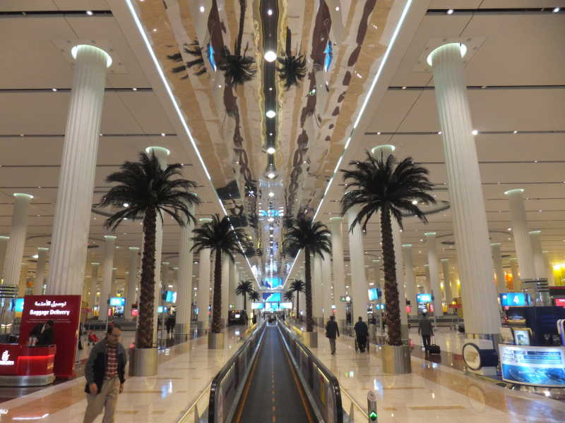 迪拜机场内部及繁忙的乘客