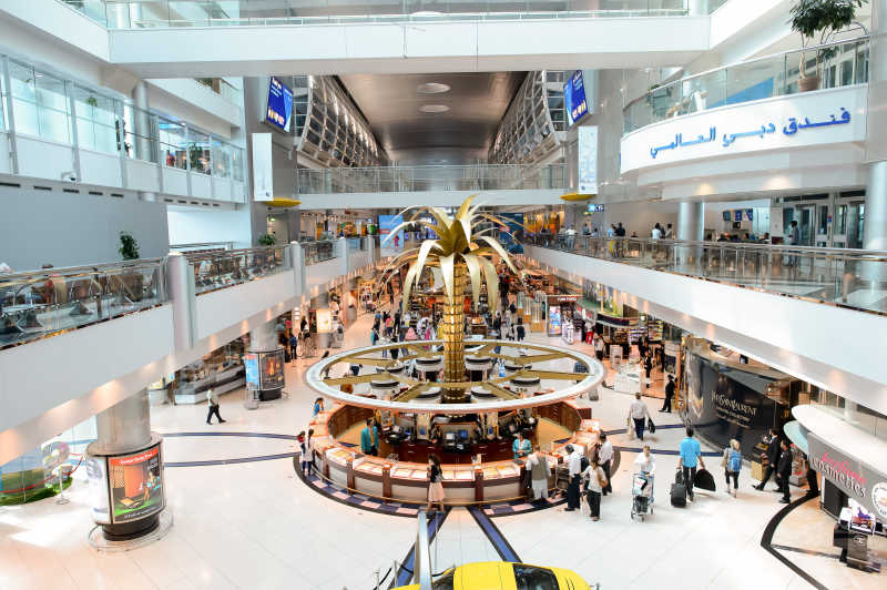 迪拜机场候机大厅的人群