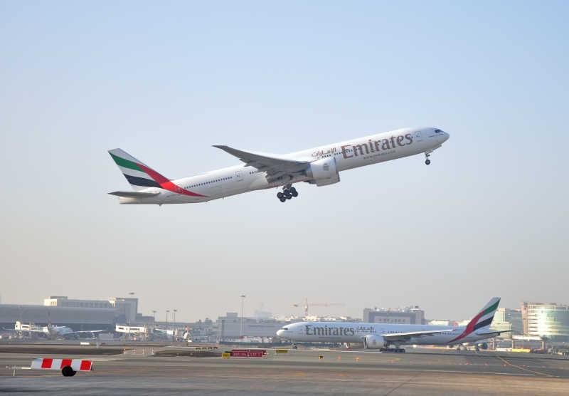 迪拜机场起飞的飞机和等待中的客机