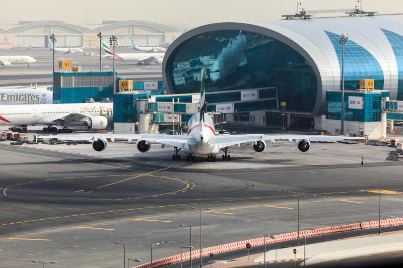 迪拜机场和准备起飞的飞机