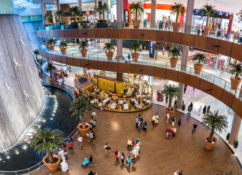 俯视迪拜的购物中心内部