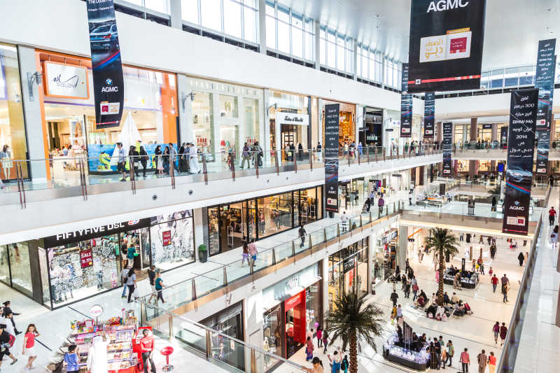 在迪拜购物中心购物的购物者们