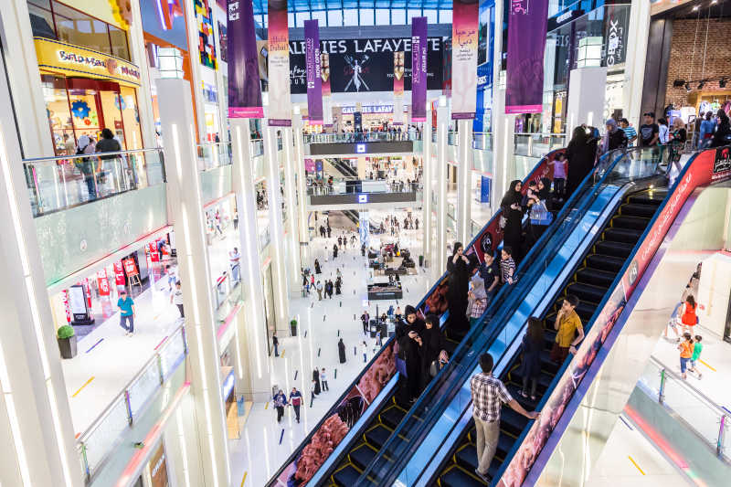 在迪拜购物中心购物的购物者
