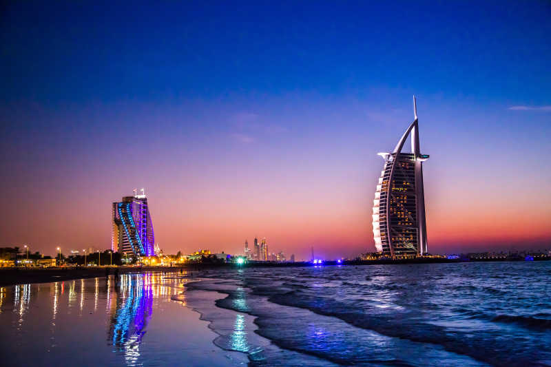迪拜夜间海边的豪华酒店