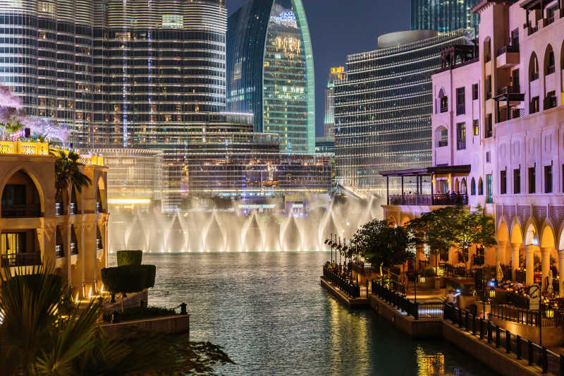 在迪拜的夜景跳舞喷泉市中心和一个人工湖