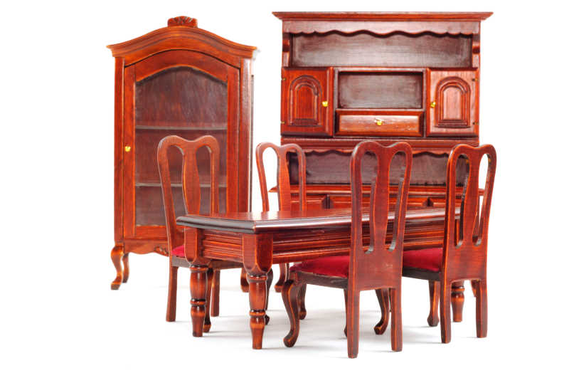 红色的木质餐桌椅和柜子