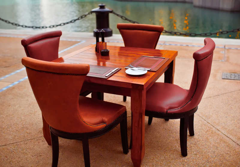 红色木质的桌子和椅子