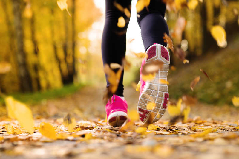 秋季慢跑的女人