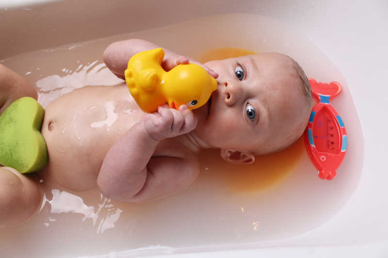 浴缸里玩着橡胶鸭的小男孩