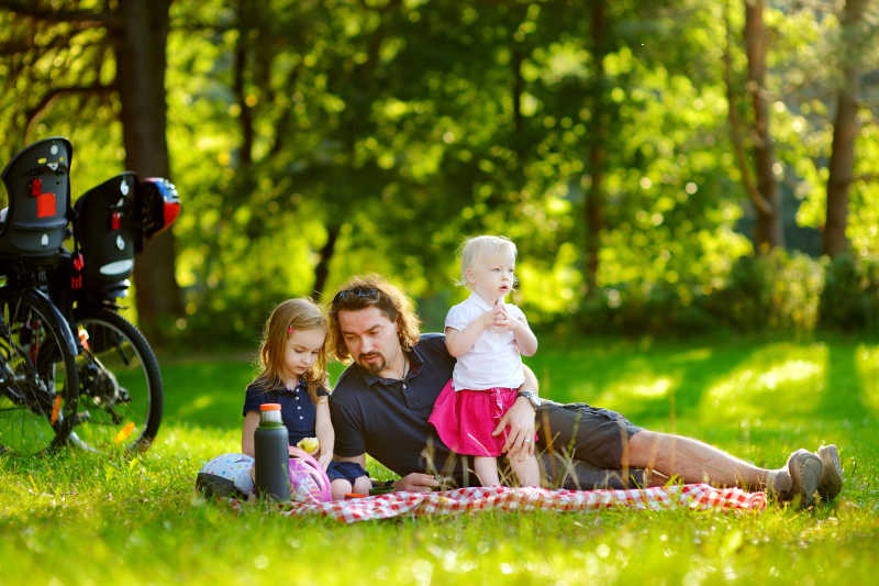 夏日公园野餐的父亲与女儿