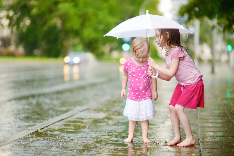 雨天道路上的两个小女孩
