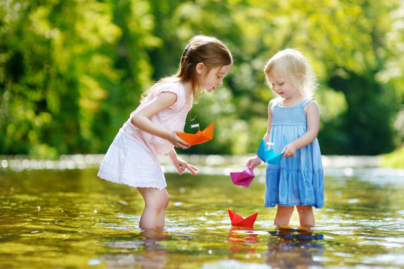 河流里玩耍的两个小女孩