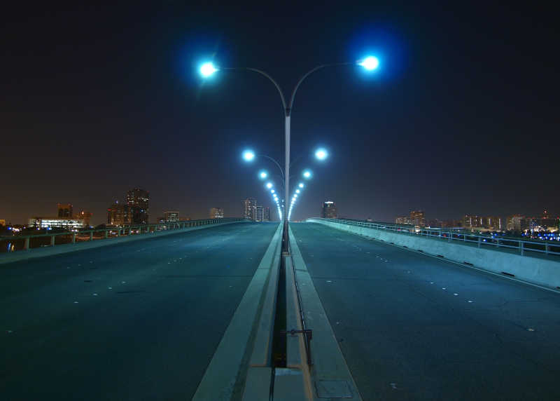 道路桥面上的路灯