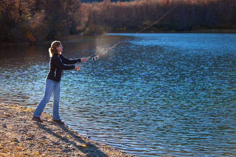 湖面钓鱼的女人