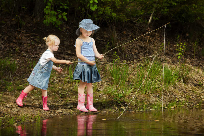 钓鱼的两个小女孩