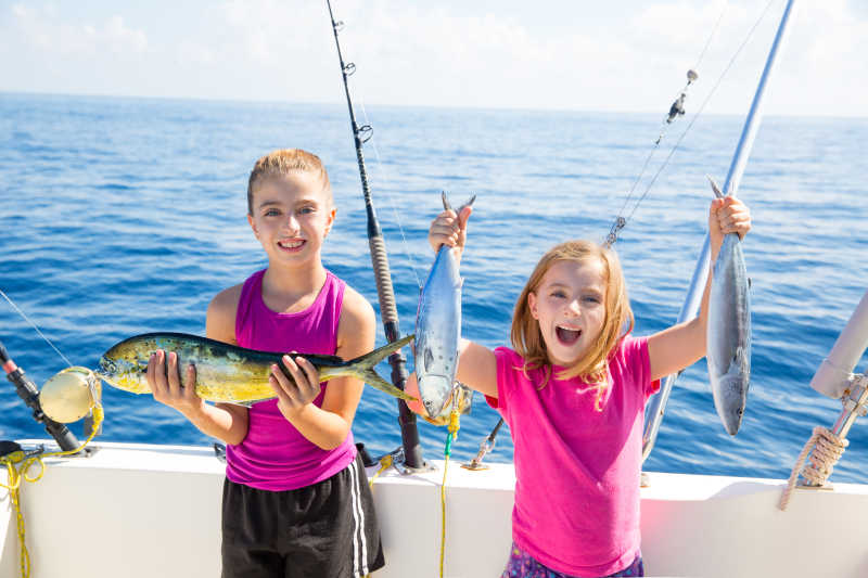 海面上钓鱼兴奋的两个小女孩
