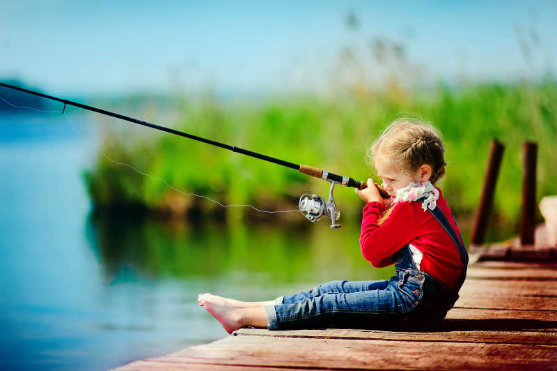 码头钓鱼的一个小女孩