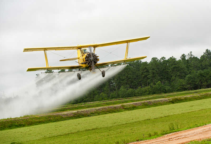 小型飞机农田喷洒农药