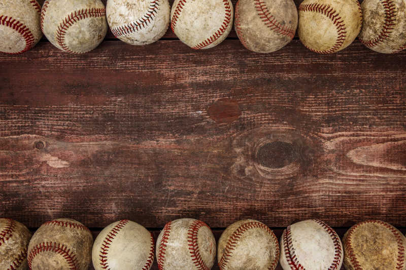 木桌上的棒球