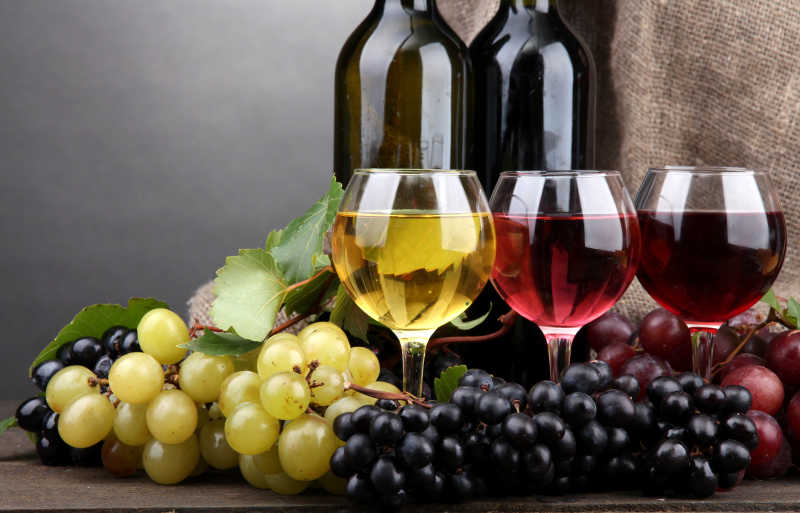 新鲜葡萄和葡萄酒