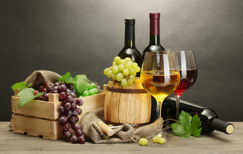 木制桌面上的葡萄与葡萄酒