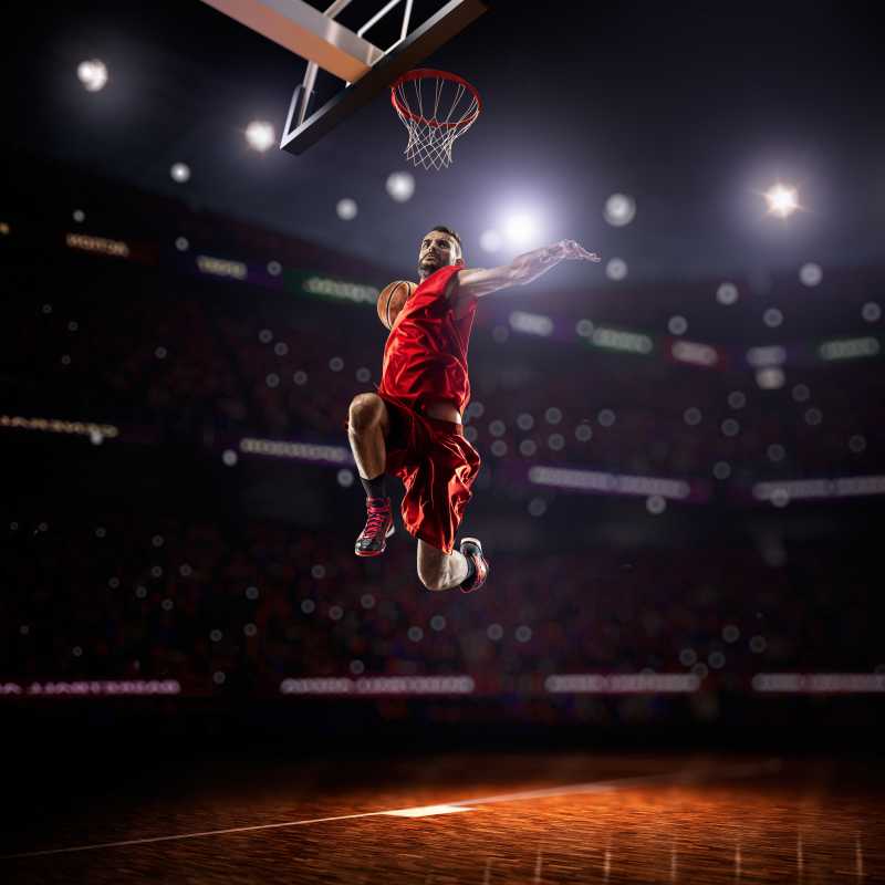舞台上的红色篮球运动员