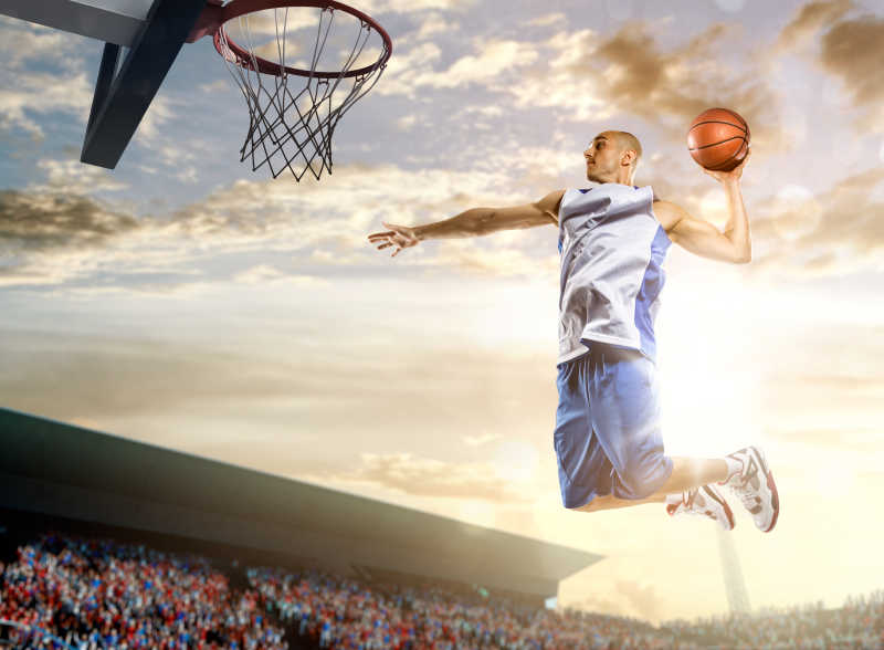 天空与人群的篮球运动员