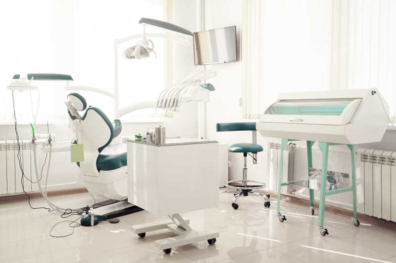 干净整洁的牙科检查室内的牙科医疗设备