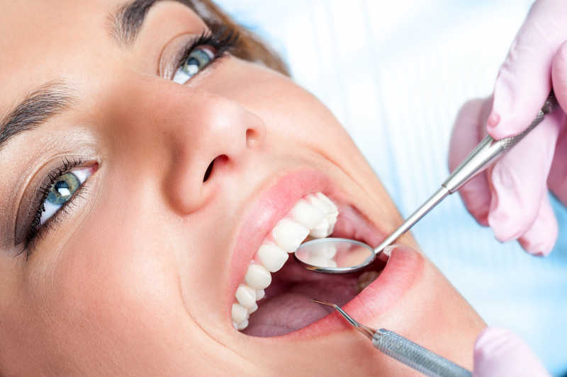 女人在接受牙医进行牙科检查