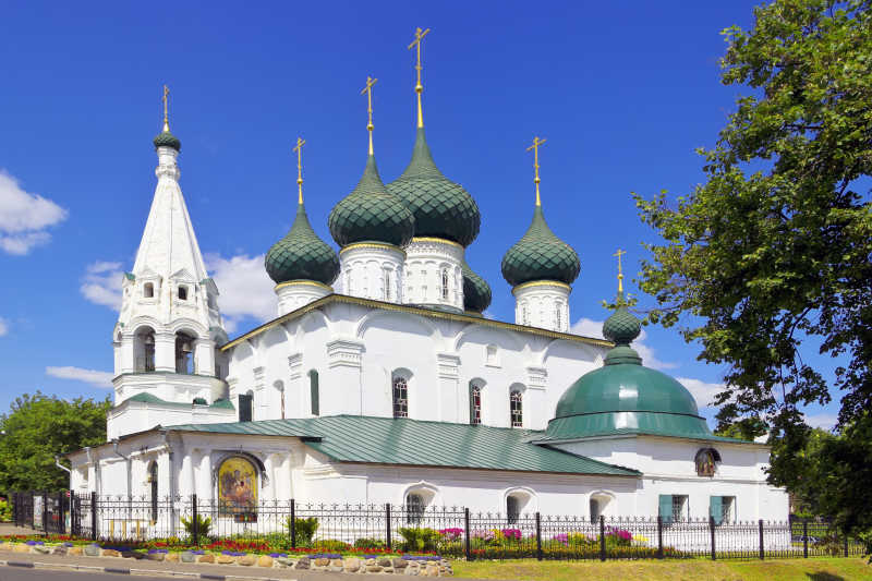 蓝天白云下的绿植围绕的俄国Russian东正教城堡