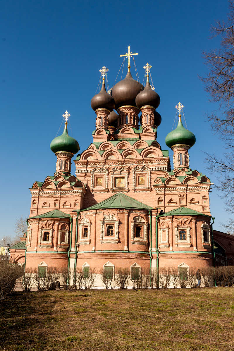 蓝天下的俄罗斯风格教堂