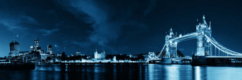 夜晚的伦敦泰晤士河塔桥风景