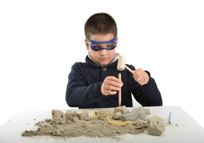模拟挖掘化石骸骨的男孩