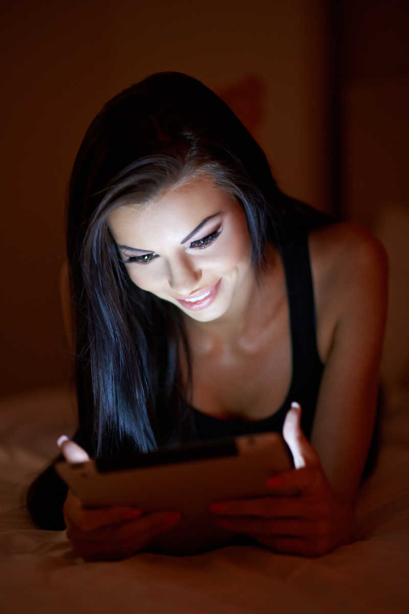 一位美女正在使用平板电脑