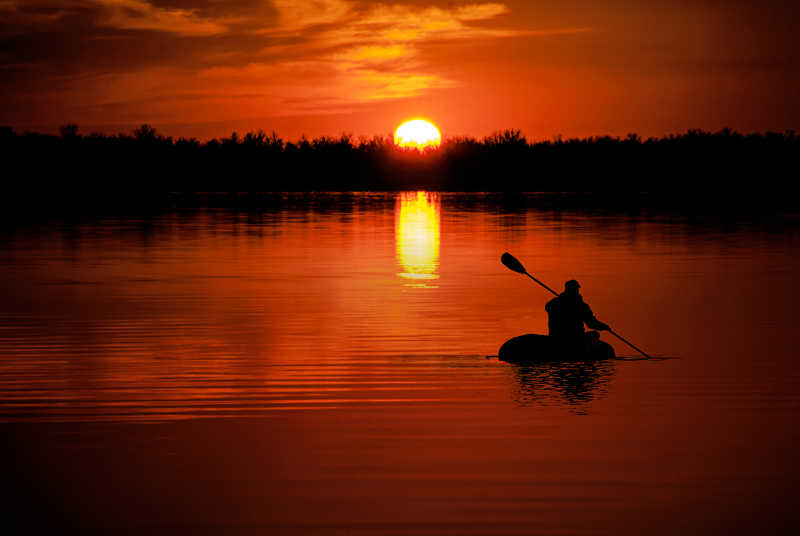 傍晚湖上独木舟