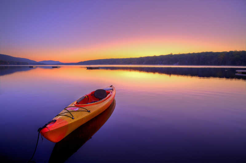 日出时的卡亚克湖独木舟