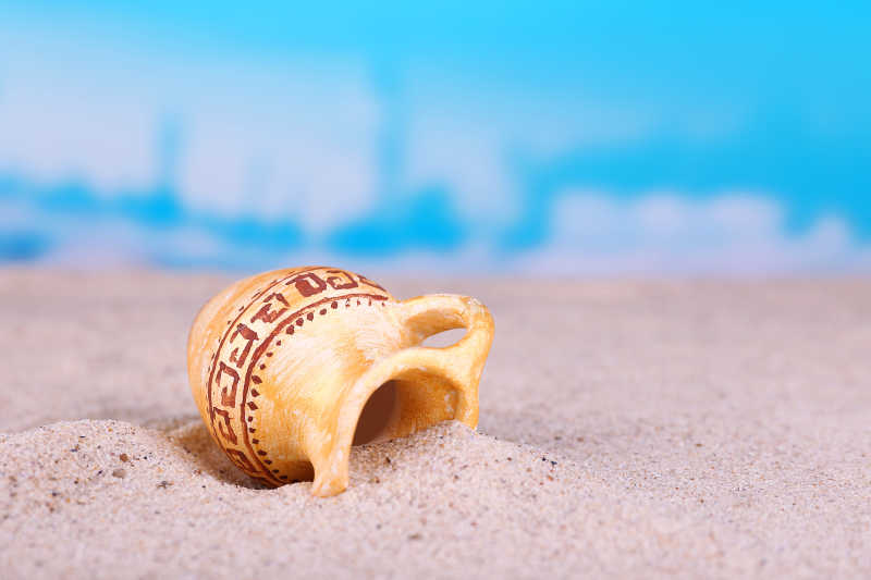 在沙滩上的陶瓷土罐