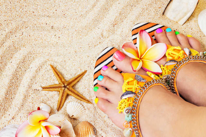 踩在沙滩上的美丽双脚