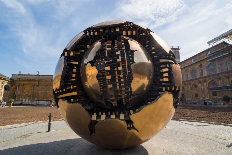 梵蒂冈城广场上的同心球
