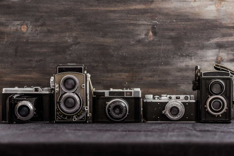 木桌上的老古董相机特写