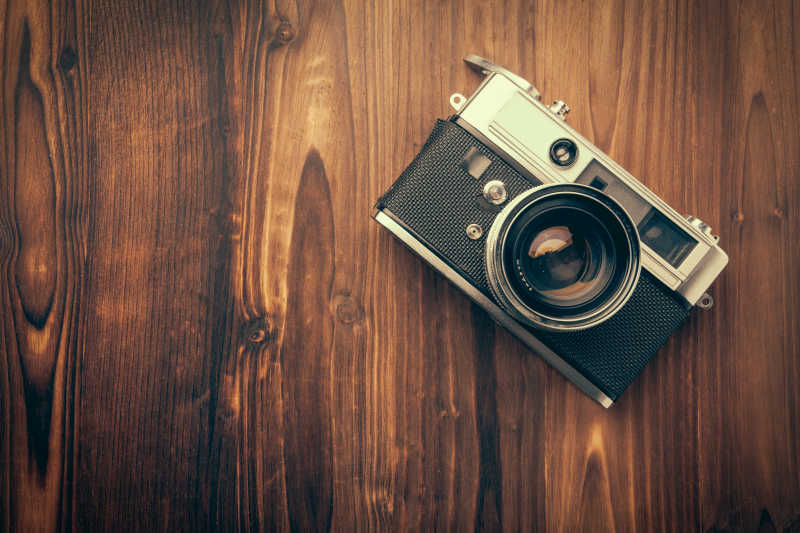 旧木板上的复古相机特写