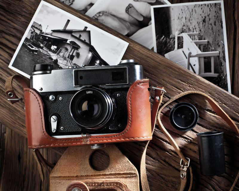 老木桌上旧相机和黑白照片